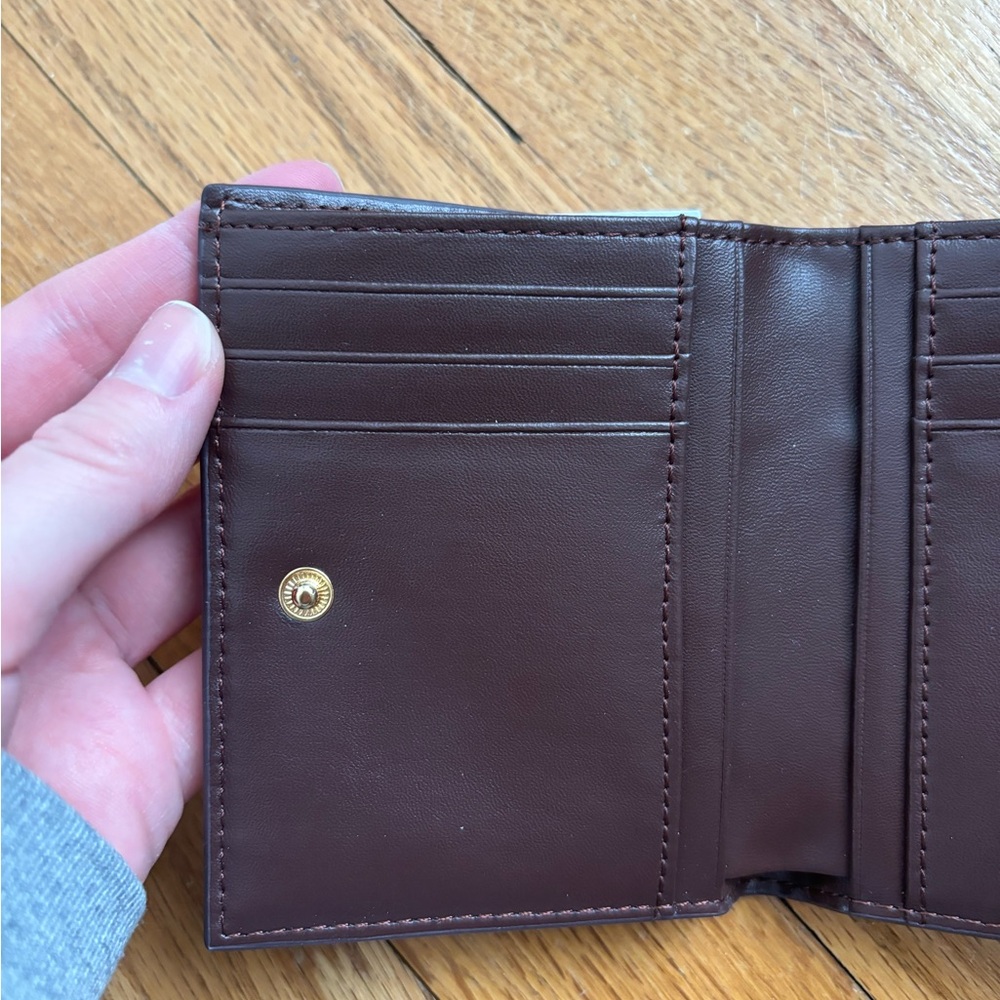 Baggington Chic Brown Leather Wallet - Picture 6 of 7